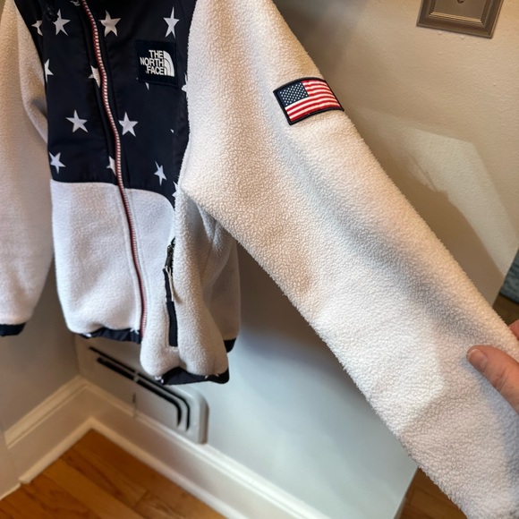 Girls North Face Denali Jacket with matching hat - Picture 3 of 11